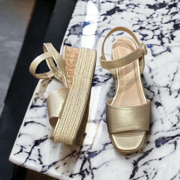 Champagne Gold JUST Fab Almost Friday Wedges Platform Sandals Size 8 - Picture 1 of 12
